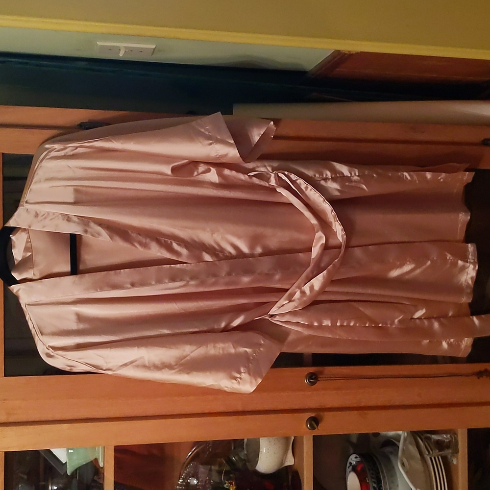 Short robe satiny